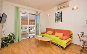 Lovely Apartment In Makarska With Kitchen