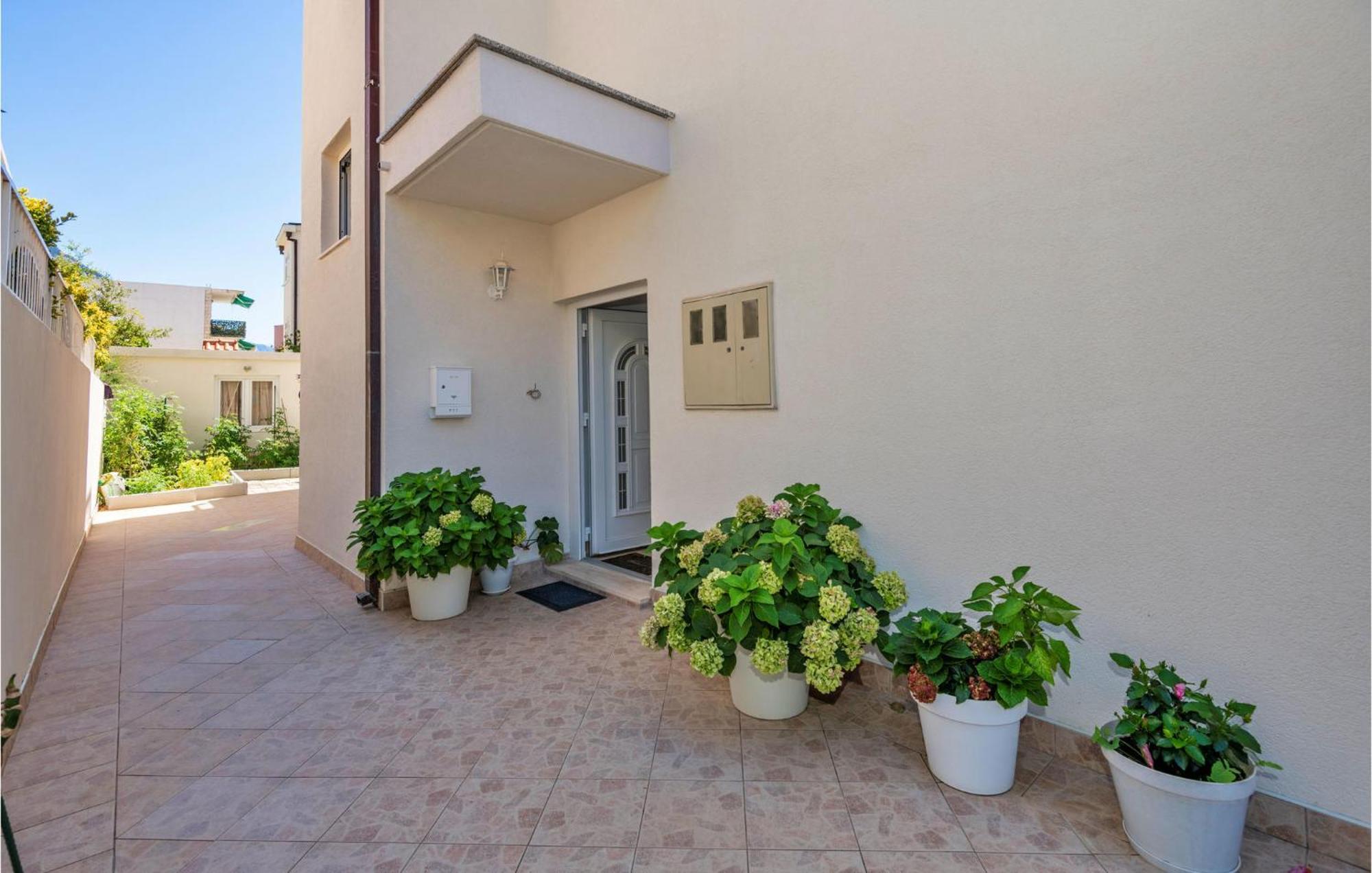 Lovely Apartment In Makarska With Kitchen Zewnętrze zdjęcie